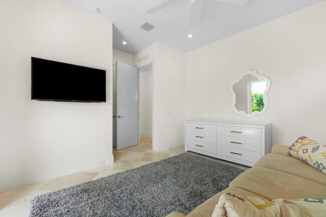 Building Photo - 1212 Hillsboro Mile