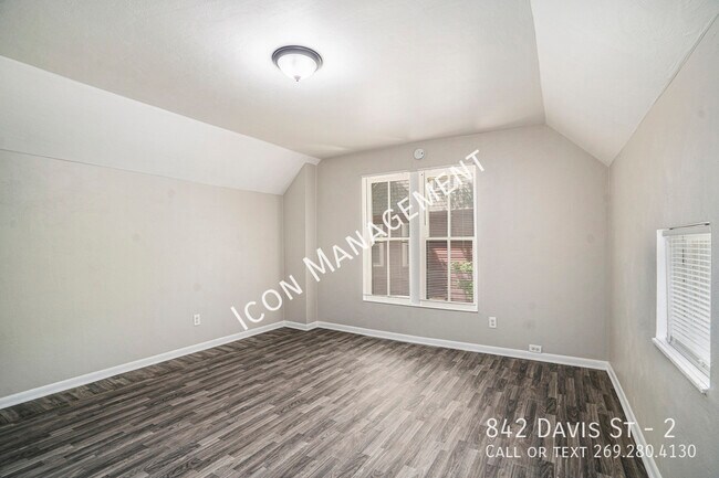 Building Photo - 842 Davis St