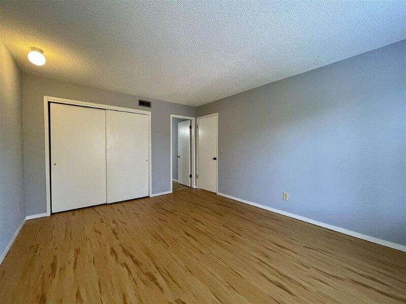 Building Photo - 3150 Lakeside Dr