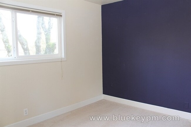 Building Photo - 2 Bed, 2 Bath Home - 1 Bed or Office and Bath on Main Floor