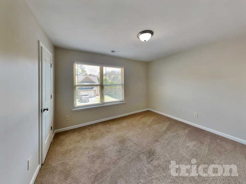 Building Photo - 17 Carriage Hls Dr SE