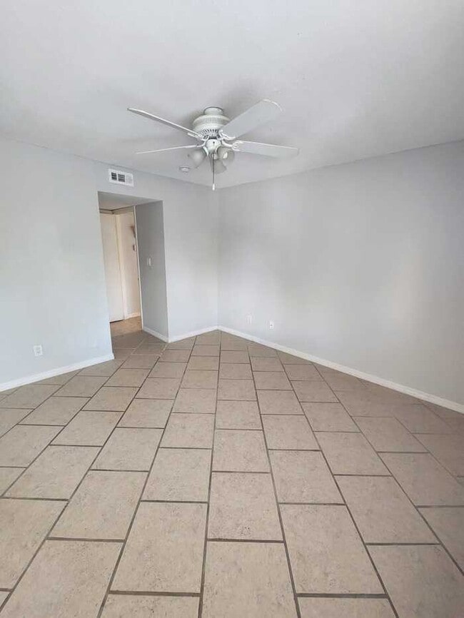Building Photo - 2935 Winkler Ave