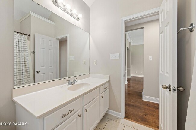 Building Photo - 412 Crest Cir