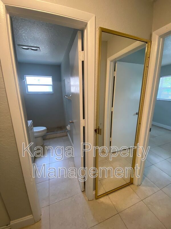 Building Photo - 4327 Cocoanut Rd