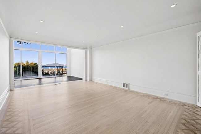 Building Photo - 2470 Broadway