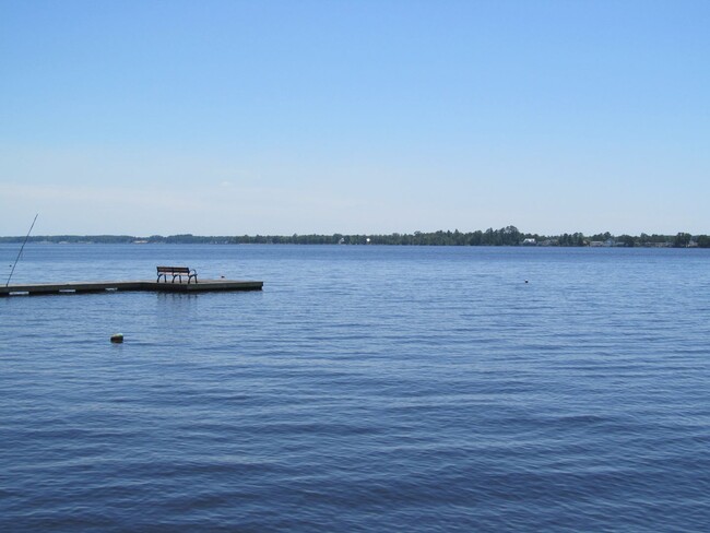 Building Photo - Great Waterfront Retreat