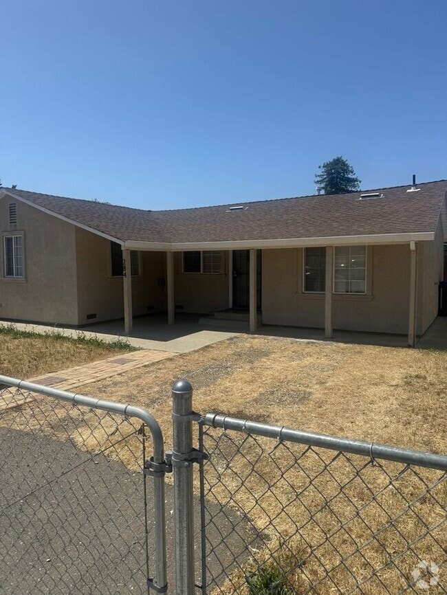 Building Photo - Great 2 Bedrooms 1 Bath