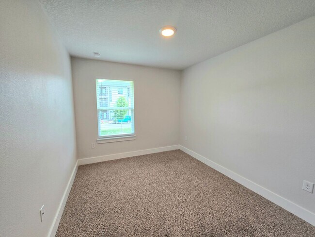 Building Photo - Stunning Townhome - Prime Pensacola Location