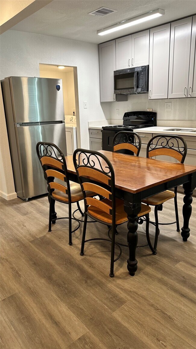 Building Photo - 6200 Ranchester Dr