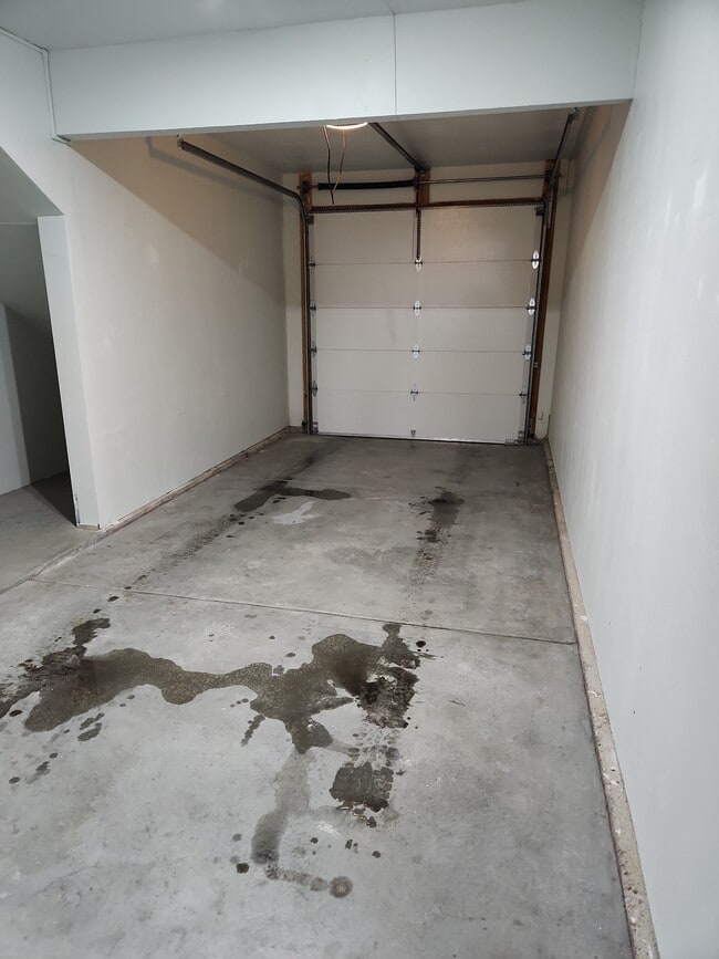 Building Photo - 10398 S Clarks Hill Dr