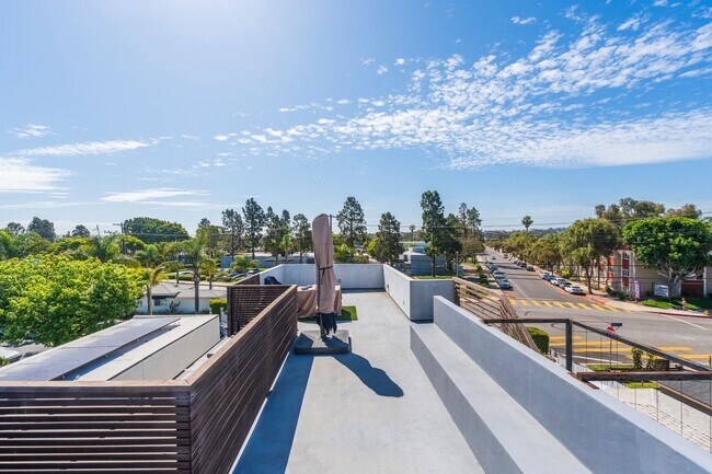 Building Photo - Stunning Custom Home in Del Rey