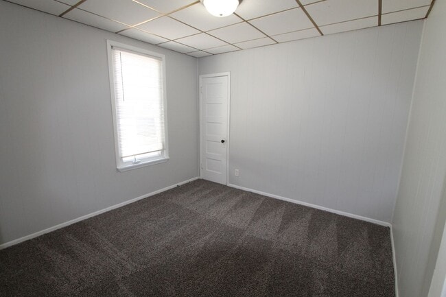 Building Photo - Large 5 Bedroom Home! Available Now.  Plen...