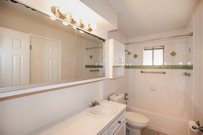 Building Photo - 4809 39th St E