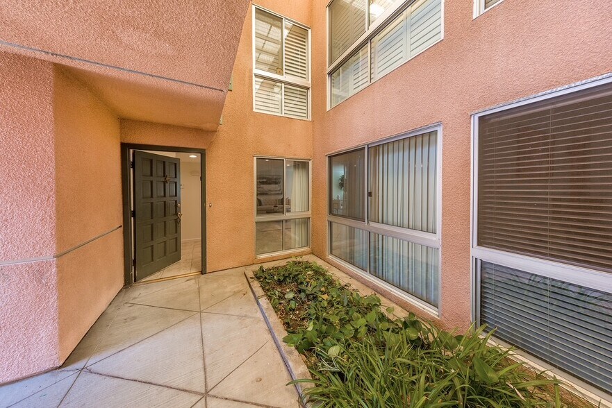 Building Photo - 5301 Balboa Blvd