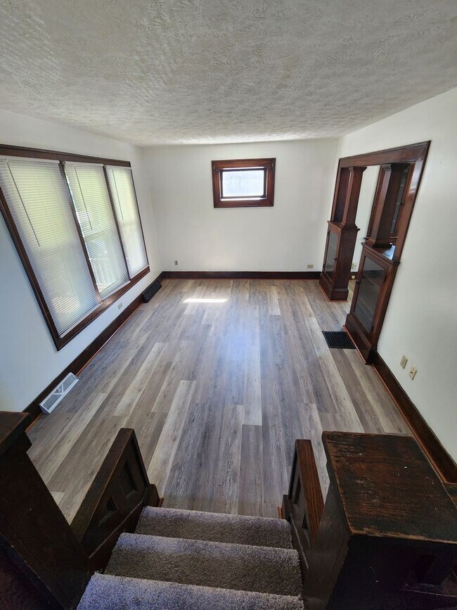 Building Photo - Beautifully Update 4 Bedroom House For Rent in Firestone Park