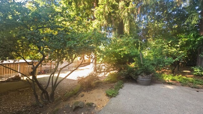 Building Photo - Charming Bellevue Home with Spacious Lot a...