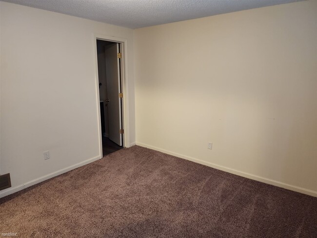 Building Photo - 3 br, 1.5 bath Duplex - 8 Hawthorne Place 10