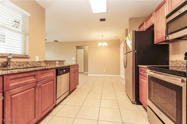 Building Photo - 15619 Sunny Crest Ln
