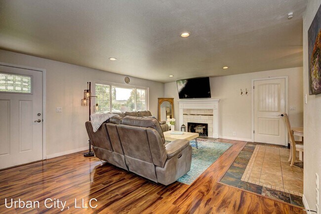 Building Photo - 3 br, 1 bath House - 1125 Wild Phlox
