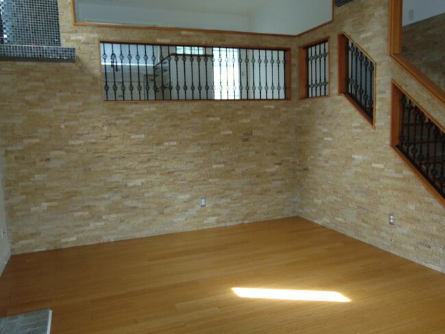 Building Photo - Stunning 3BR 1.75 BA Sammamish Home.  Rece...