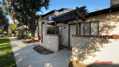 Building Photo - Beautiful 2 Bedroom, 2 Bathroom Home with ...