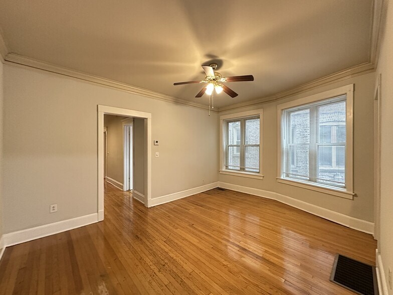 Building Photo - 4118 N Clarendon Ave