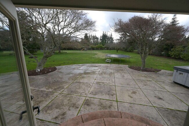 Building Photo - Single level, 3+ bed 3 bath, 2,932 sf home on 1.23 acres in Sequim