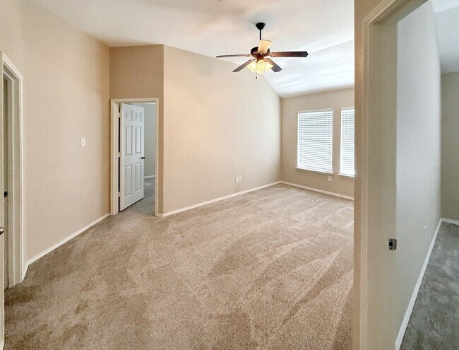 Building Photo - Beautiful, spacious 3B/2B home near the lake