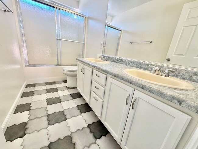 Building Photo - LIMITED TIME ONLY: $500 OFF 2ND MONTH'S RENT -MOVE IN W/IN TWO WEEKS TO TAKE ADVANTAGE of this Be...
