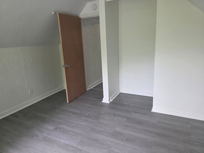Building Photo - Updated 4-Bedroom, 1-Bathroom Home with Garage & Basement – $1,425/Month | Accepting Section 8