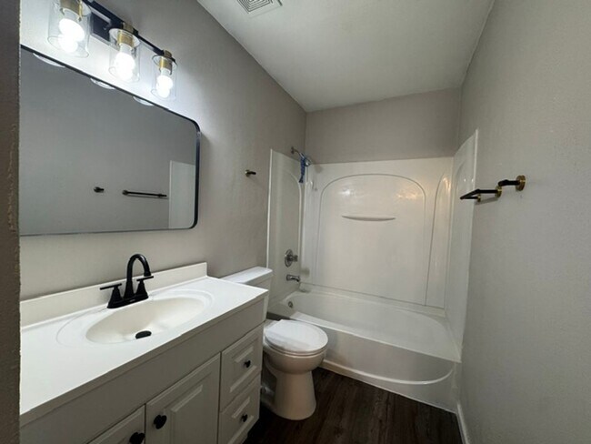 Building Photo - 421 Joseph Dr