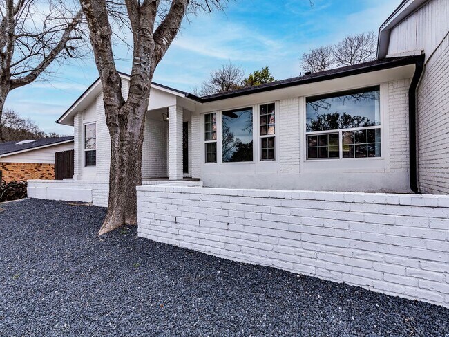Building Photo - 903 Cliffside Dr