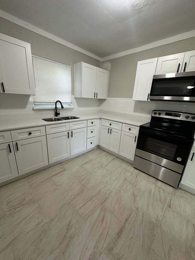 Building Photo - Newly remodeled 4 bed 2 bath home availabl...