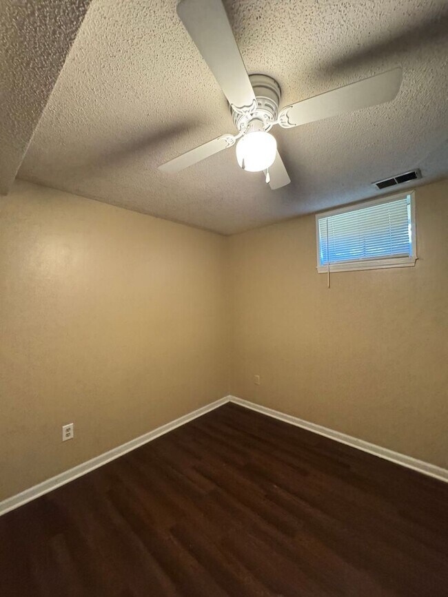 Building Photo - Comfort & Convenience in Shawnee – 3BR Duplex Coming Soon!