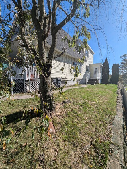 Building Photo - 228 School St