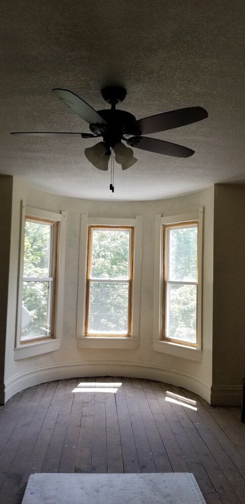 living room - 814 W Wood St