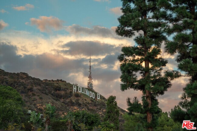 Building Photo - 2701 Lake Hollywood Dr