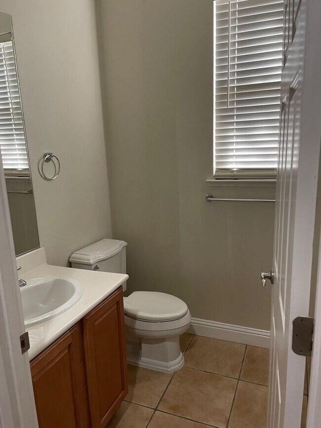 Building Photo - Beautiful 5 Bedroom 3 Bath Home in Twelve ...