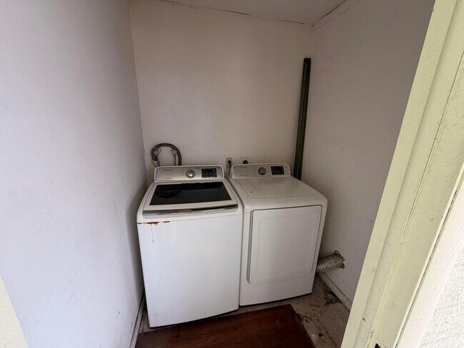 Building Photo - 569 Normandy Ln