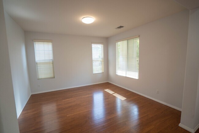 Building Photo - 27663 Sunny Creek Dr