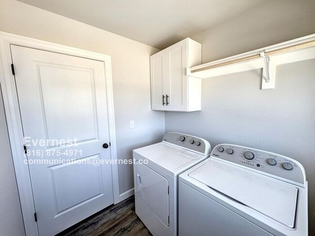 Building Photo - Beautiful 3-Bedroom Townhome with Modern A...
