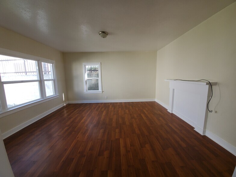 Building Photo - 522 W Florence Ave