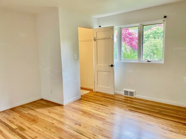 Building Photo - Charming  home on quiet street, great loca...