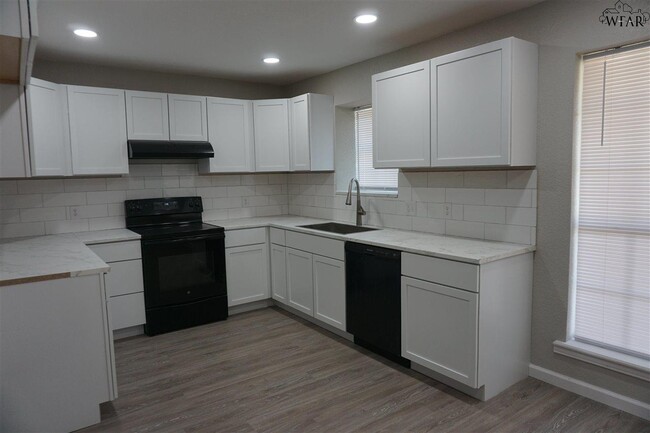 Building Photo - 1112 Lisa Ln