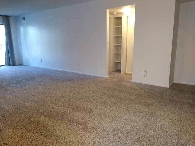 Building Photo - Awesome 2 Bedroom 2 Bath Condo w/ Garage P...