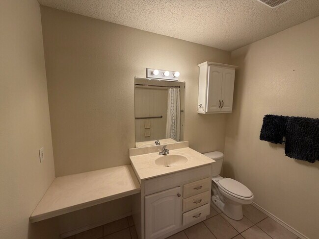 Building Photo - Duplex Located Between 98th & Indiana With Basement!