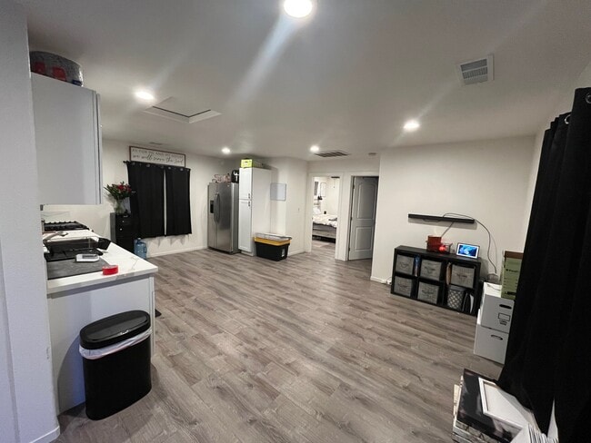 Building Photo - 125 N Walnut Ave