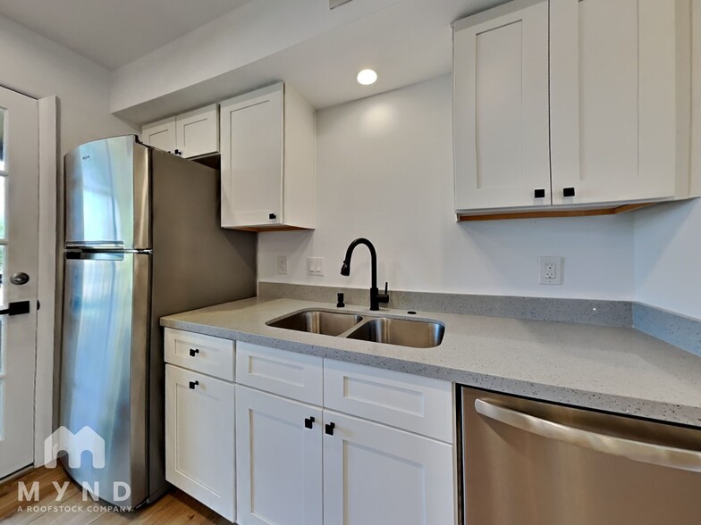 Building Photo - 5998 N 78th St