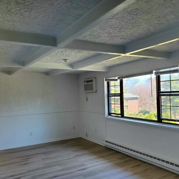 Building Photo - 49 Spencer Rd