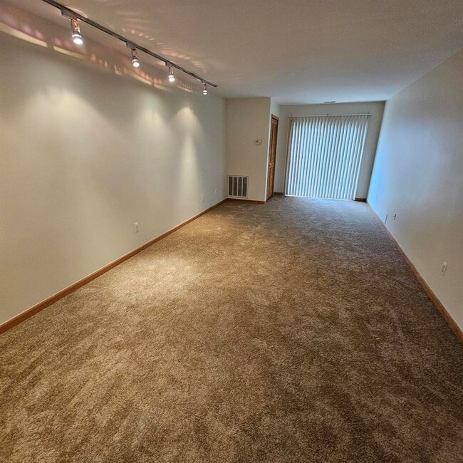 Building Photo - 2 Bedroom Upper Condo w/ Modern Lighting F...